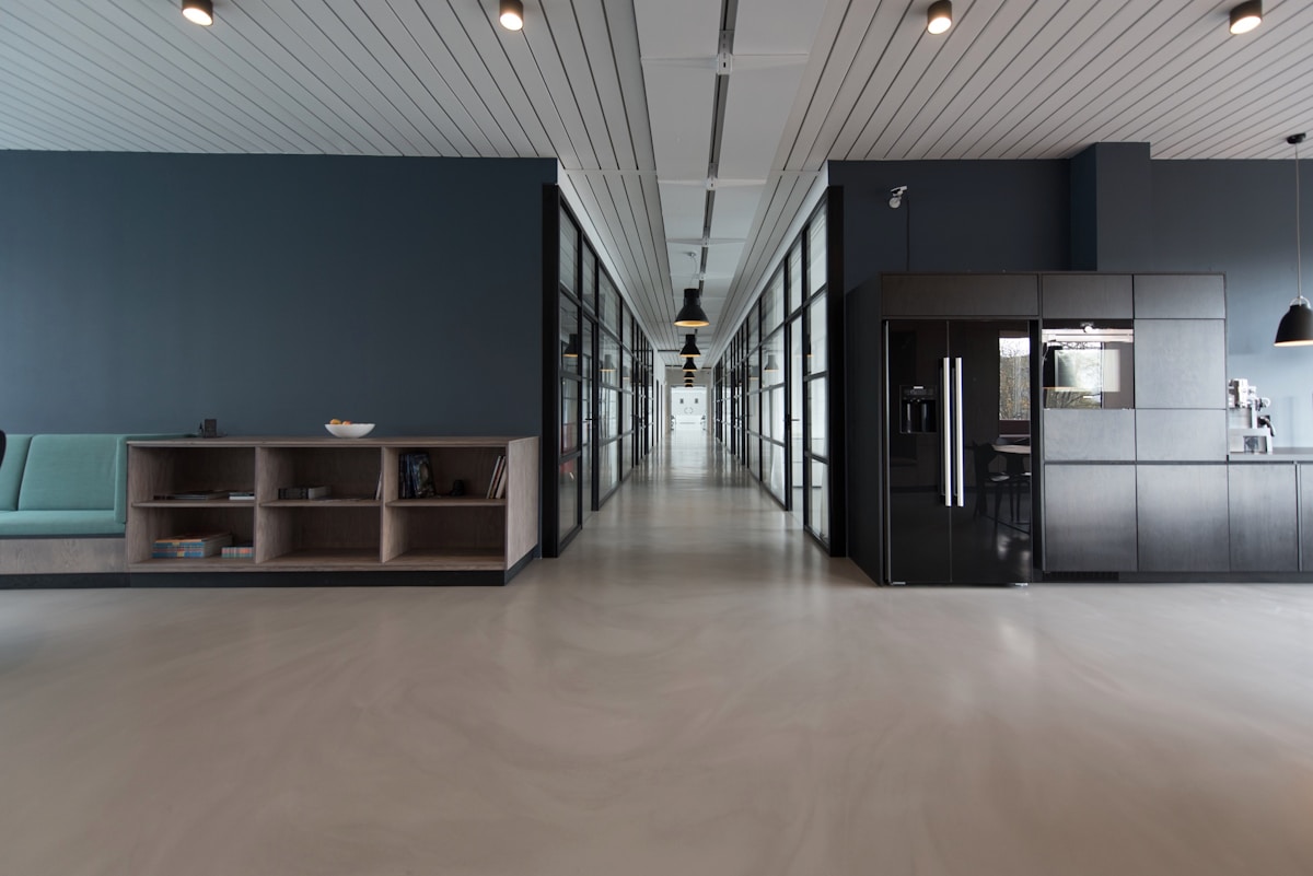 Espacio de trabajo moderno que representa equipos globales